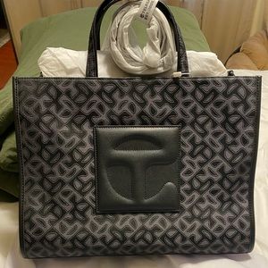 Medium size Telfar tote NWT